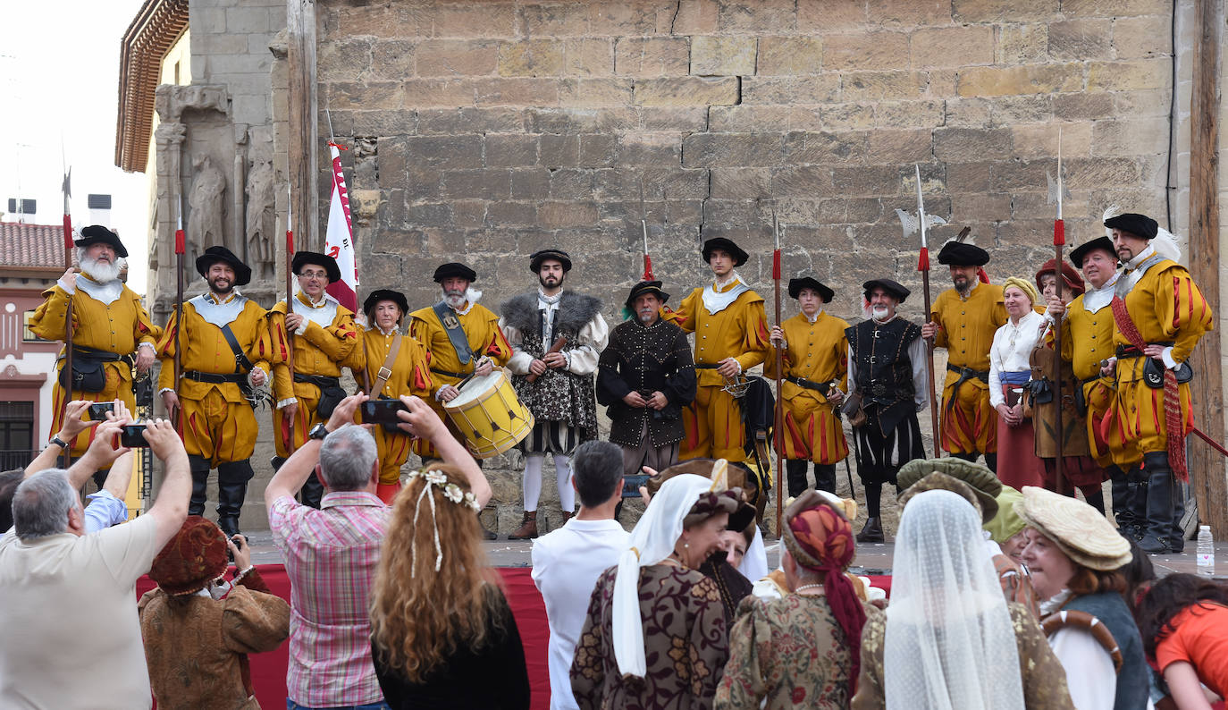 Fotos: Entrega de las flores de lis al escudo de Logroño por parte de Carlos V