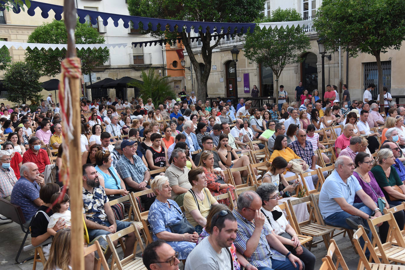 Fotos: Entrega de las flores de lis al escudo de Logroño por parte de Carlos V