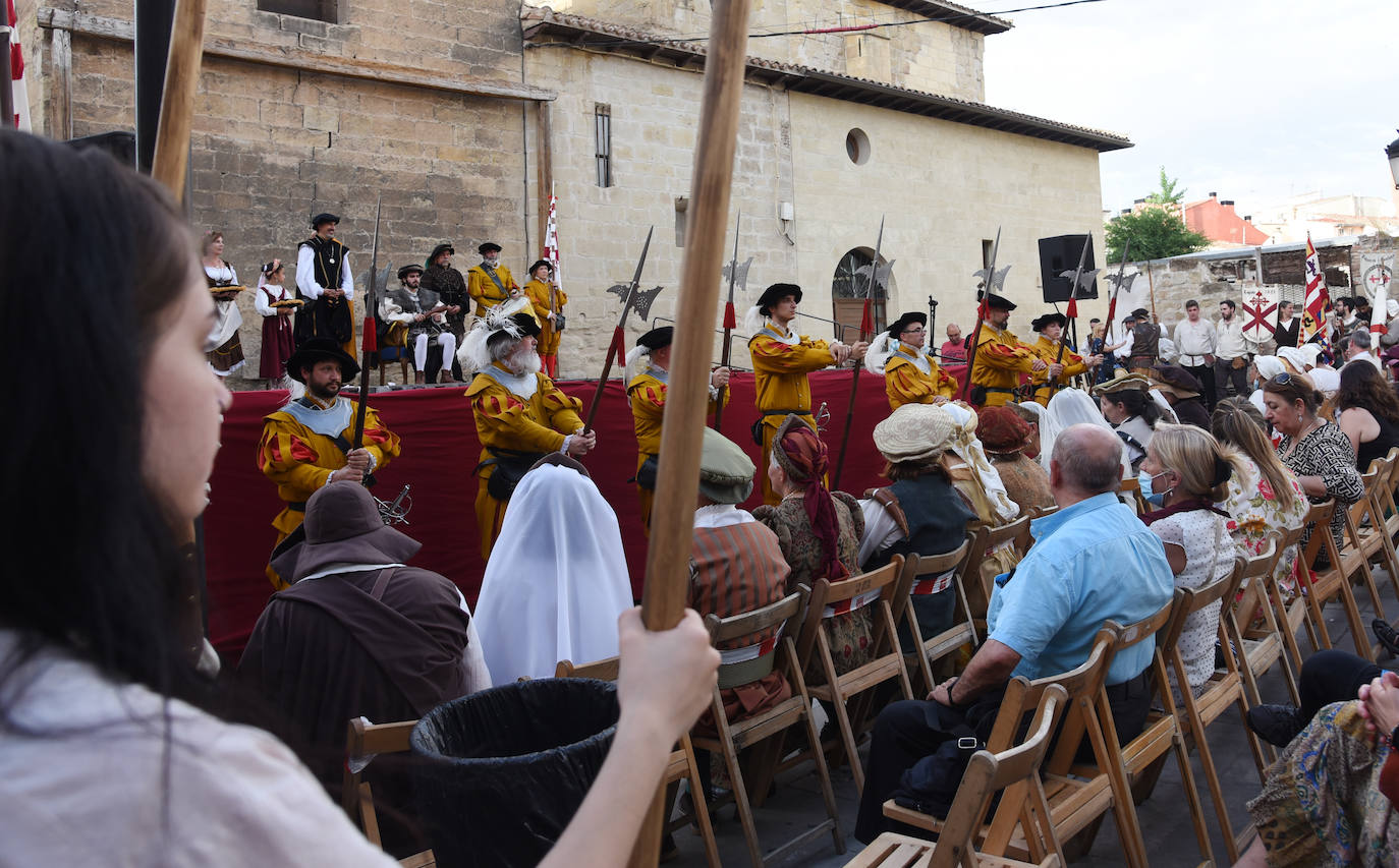 Fotos: Entrega de las flores de lis al escudo de Logroño por parte de Carlos V