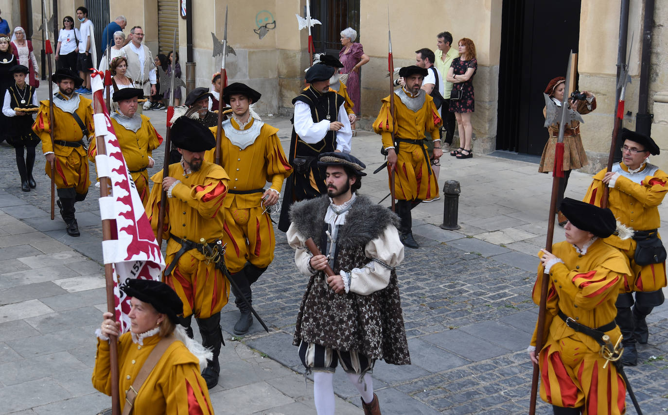 Fotos: Entrega de las flores de lis al escudo de Logroño por parte de Carlos V