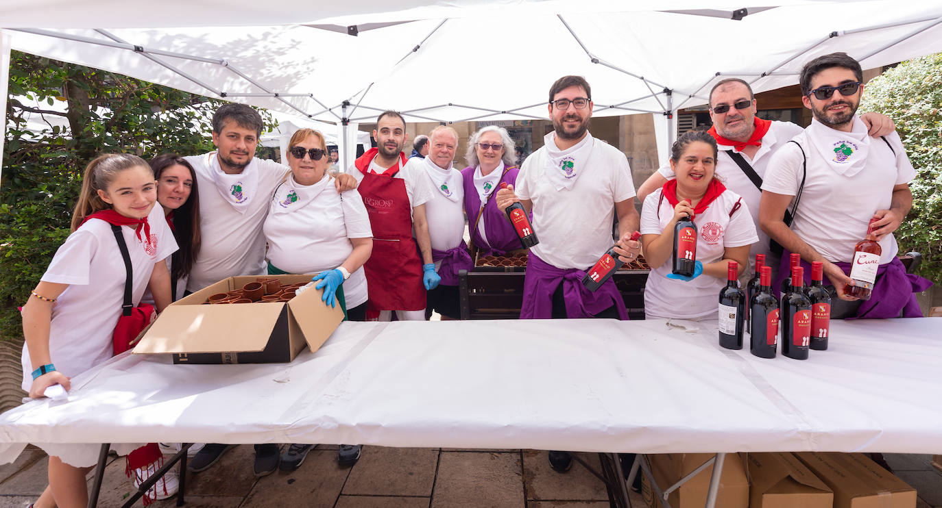 Fotos: El reparto de unas 1.000 raciones del tradicional toro guisado remató el Voto de San Bernabé