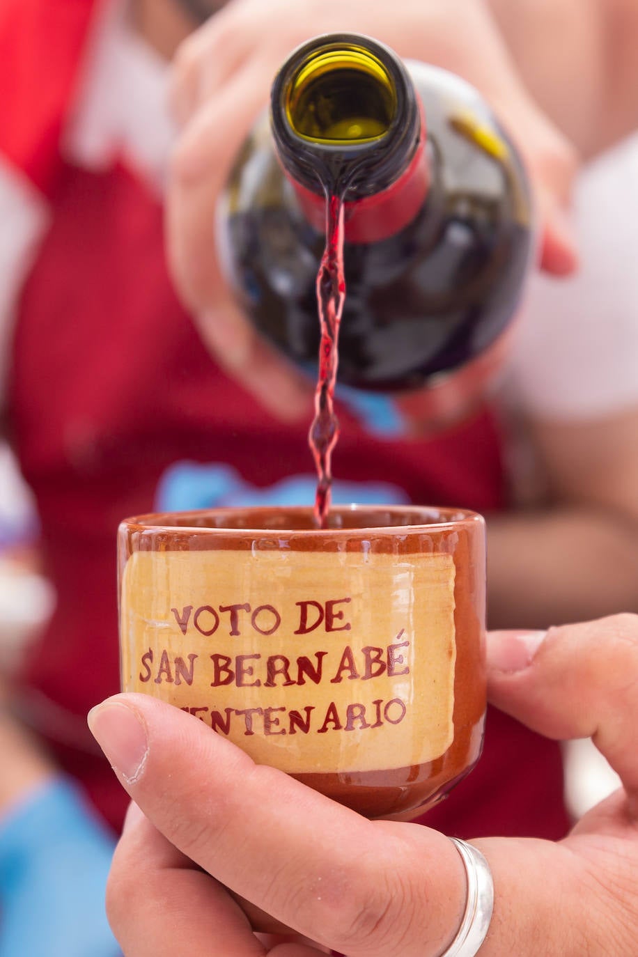 Fotos: El reparto de unas 1.000 raciones del tradicional toro guisado remató el Voto de San Bernabé