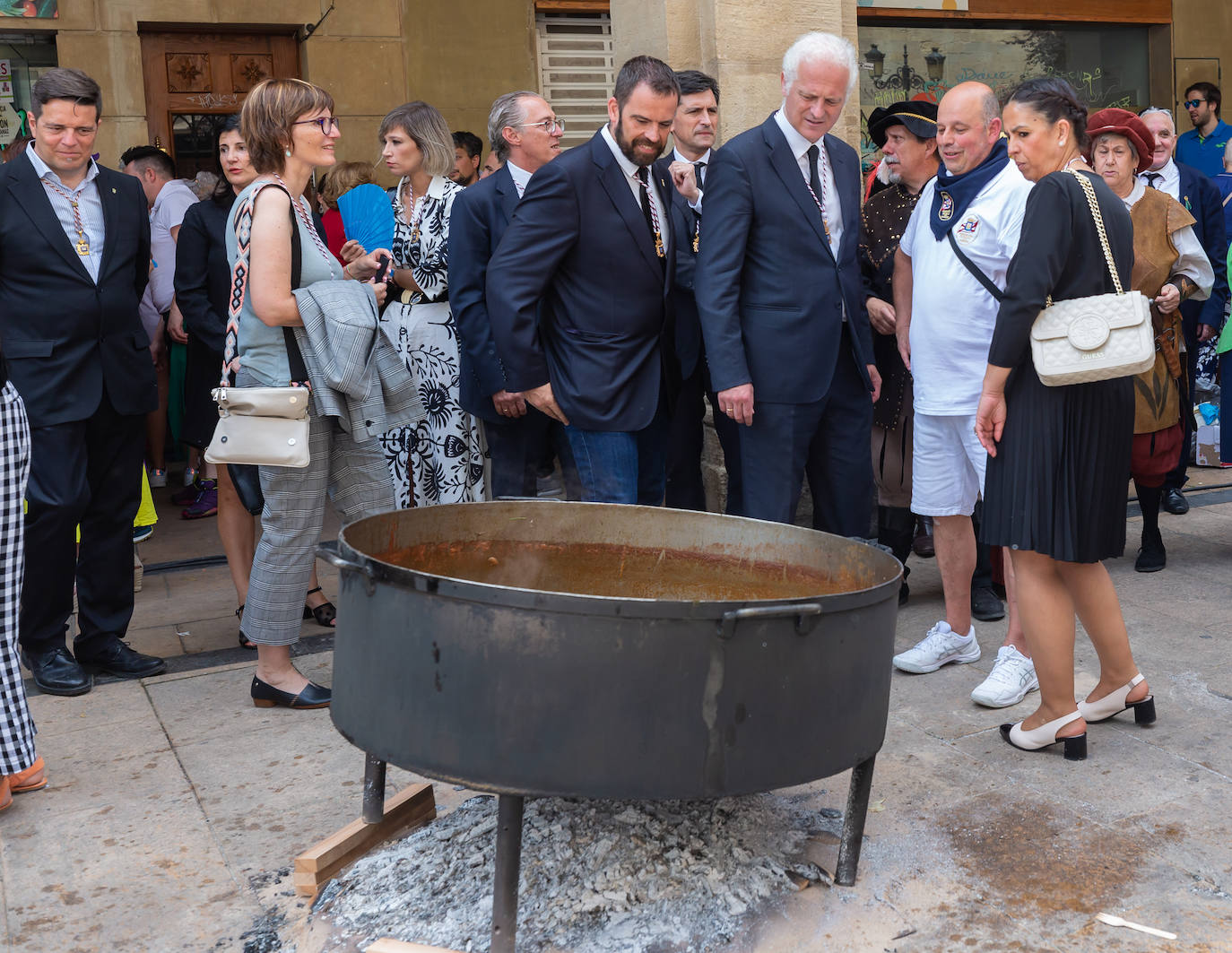 Fotos: El reparto de unas 1.000 raciones del tradicional toro guisado remató el Voto de San Bernabé