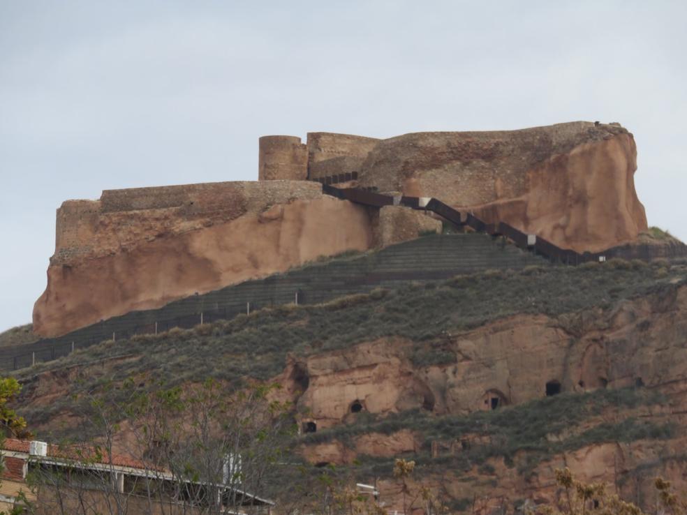 El Ayuntamiento ha requerido en varias ocasiones a las empresa que realizó la recuperación que arregle unas grietas en la base del castillo. 