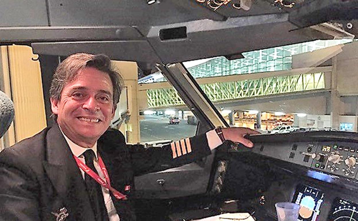 José Fernando Carvajal y Sáenz de Heredia, a los mandos de un avión. 