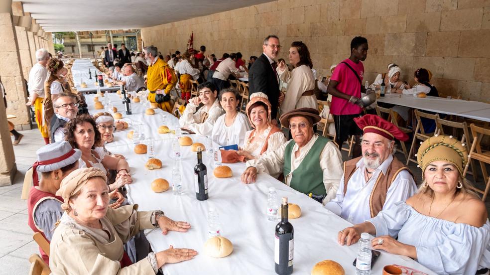 Comida renacentista en los soportales del Ayuntamiento