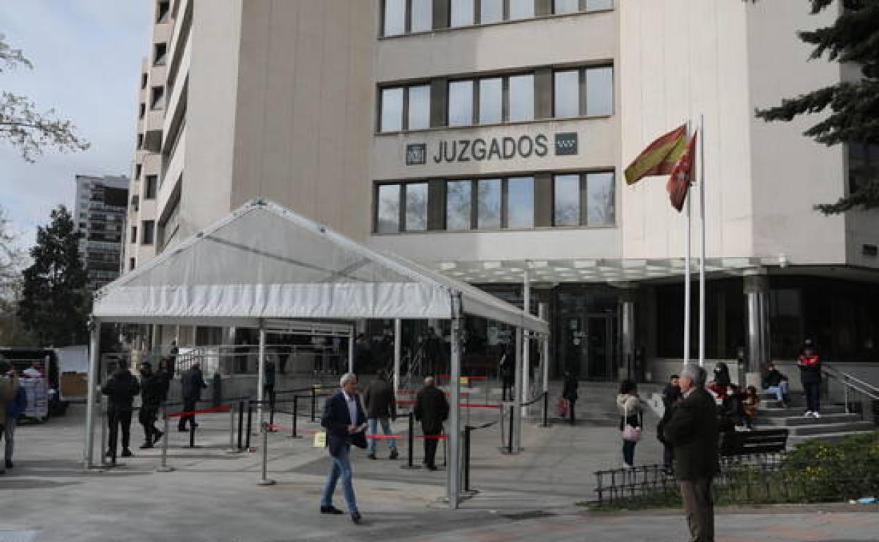 Vista de la entrada de los Juzgados de Madrid en Plaza Castilla