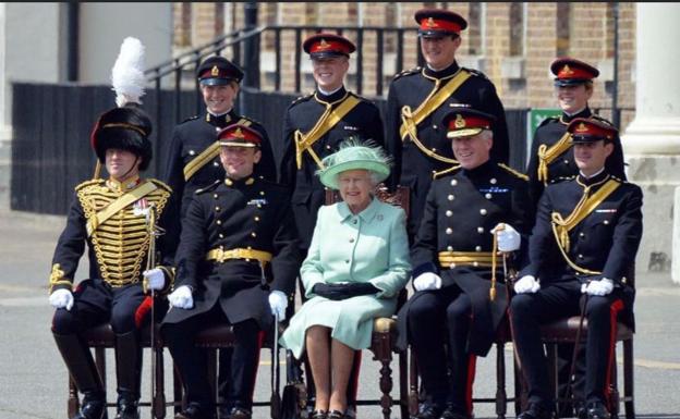 Imagen principal - Mark, con la Reina de Inglaterra, comandando la tropa de su majestad y en una boda con su novia logroñesa