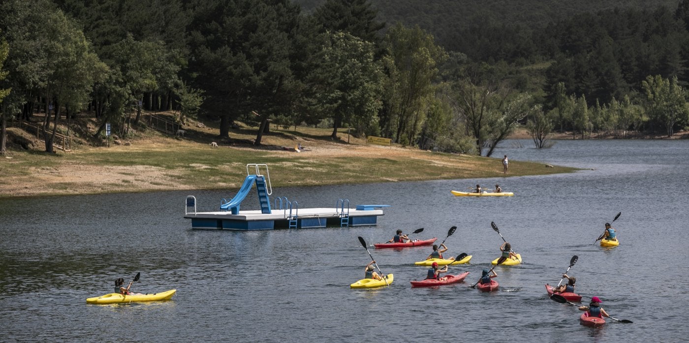 Piragüistas, este miércoles, alrededor de la plataforma flotante sobre el embalse González Lacasa. 