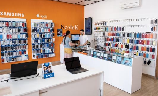 Una clienta pide consejo dentro de la tienda de Neotek. 
