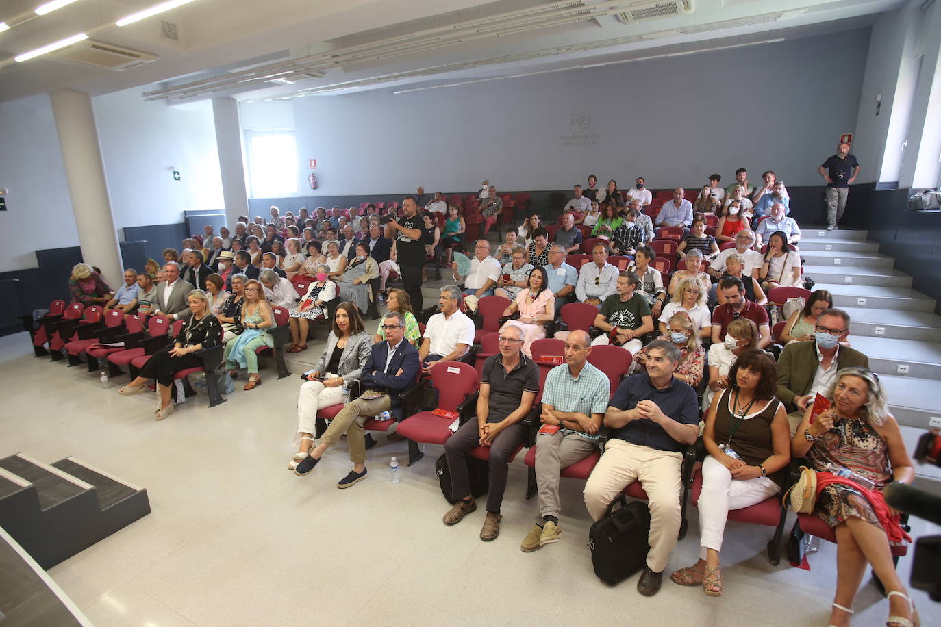 Graduación y entrega de diplomas a los alumnos de la promoción de la Universidad de la Experiencia 2017-2020, de las sedes de Logroño, Calahorra y Haro