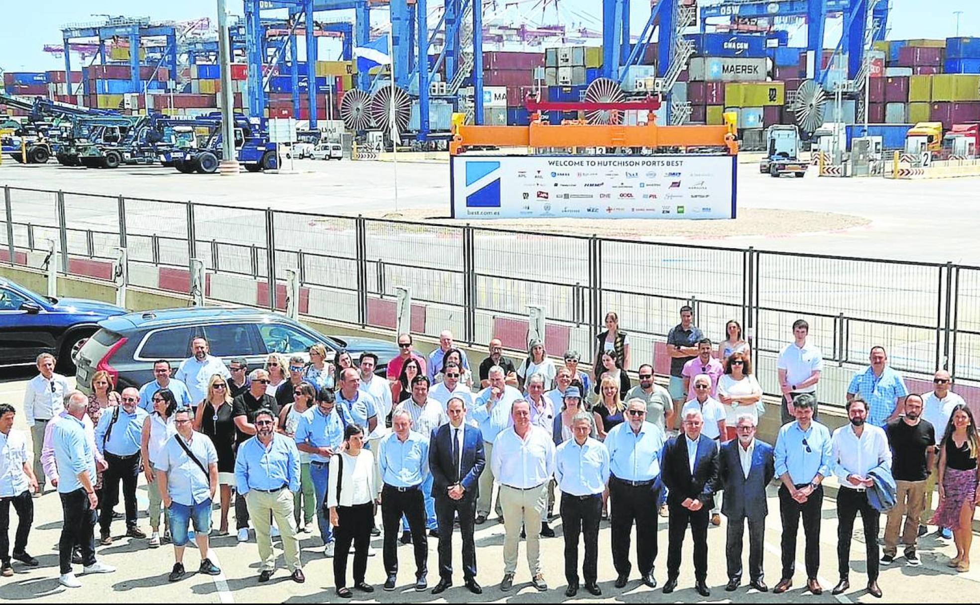 Foto de familia de los empresarios riojanos con los responsables de la operadora logística en el puerto de Barcelona. 