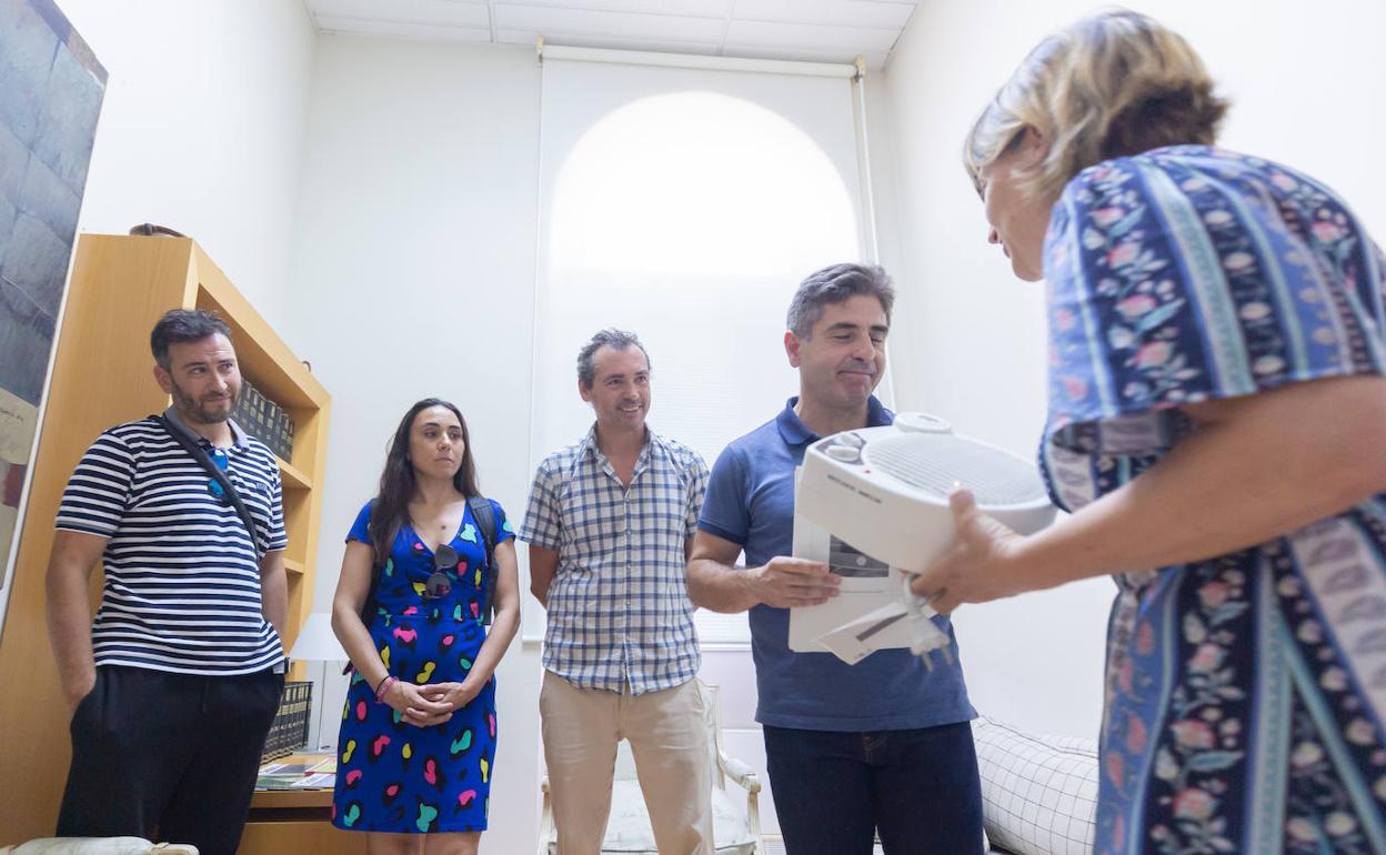 Representantes de CSIFentregan una estufa en Eduación. 