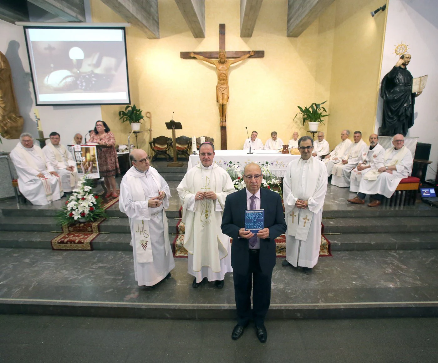 Despedida de los Jesuitas, en la tarde de ayer, oficiada por el obispo Santos Montoya, con la parroquia logroñesa llena. 