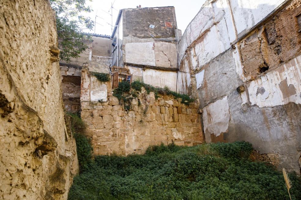 Paño de muralla en el solar del número 4 de la calle Los Sastres, en la que se quiere profundizar. 