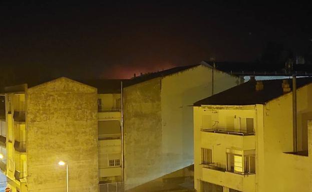 El resplandor del fuego se podía ver anoche desde Alfaro.