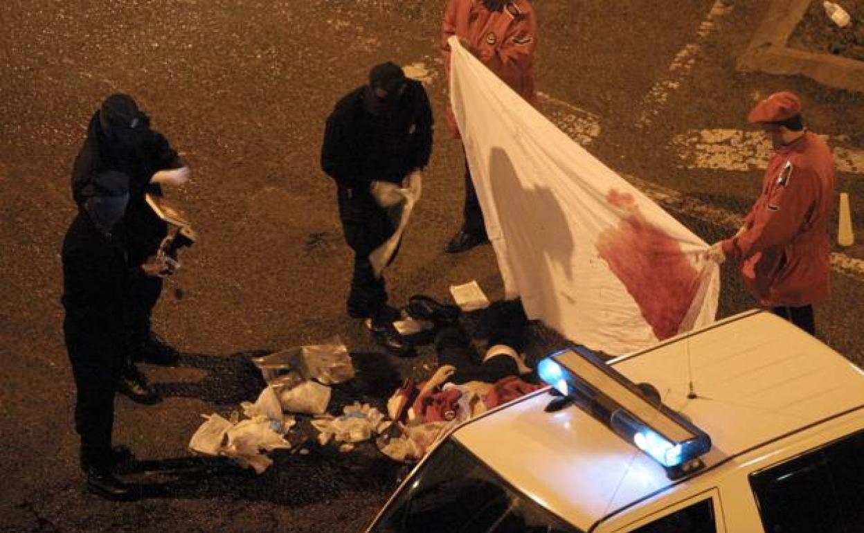 Agentes de la Ertzainza examina en Beasain el lugar en el que fueron asesinados los ertzainas Javier Mijangos y Ana Isabel Arostegi en 2001.