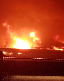 Imagen secundaria 2 - Bomberos de La Rioja ayudan a extinguir el incendio de la zona Sendaviva y Valtierra