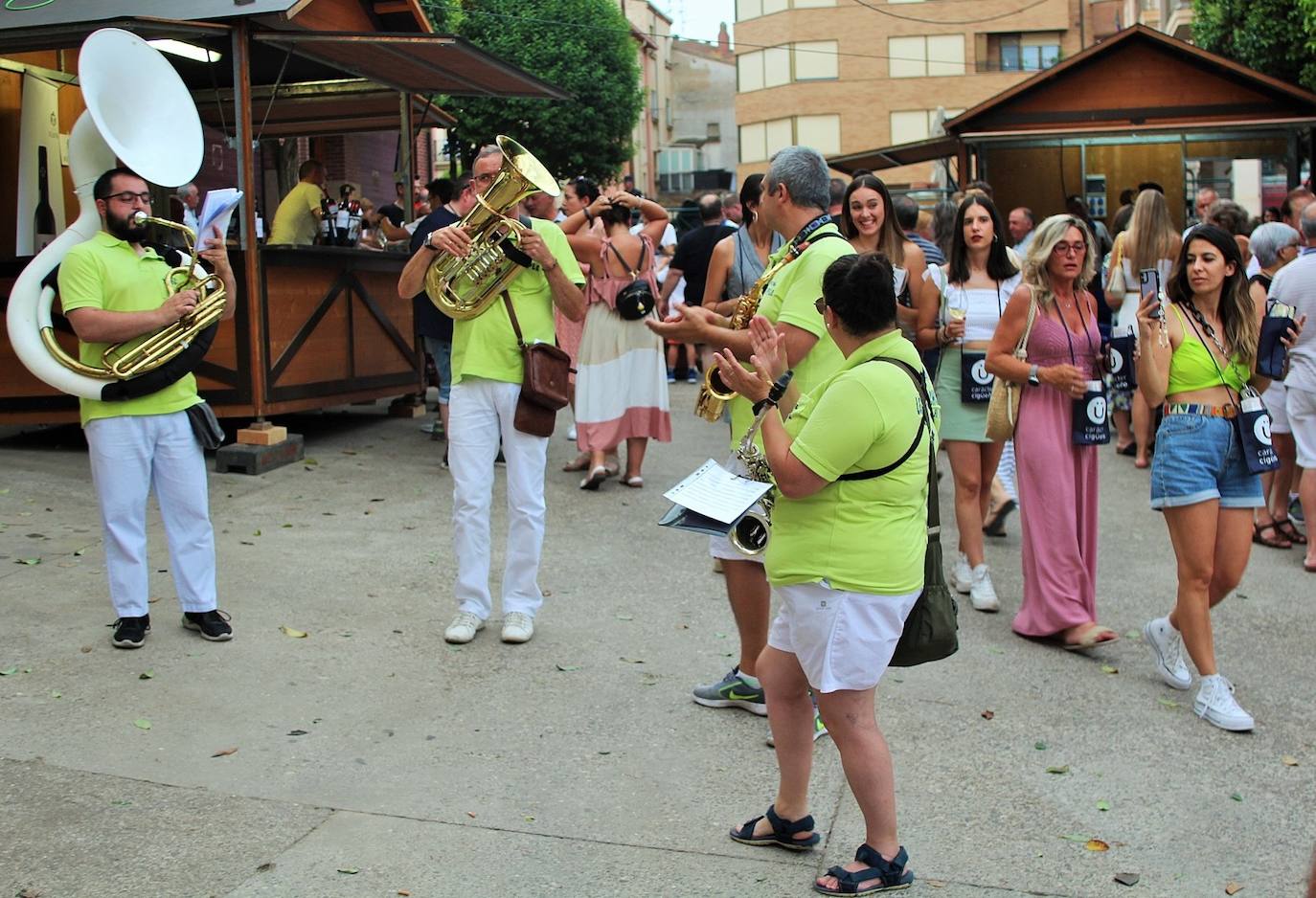 Fotos: La VII Cita con el Vino llena el centro de Lardero
