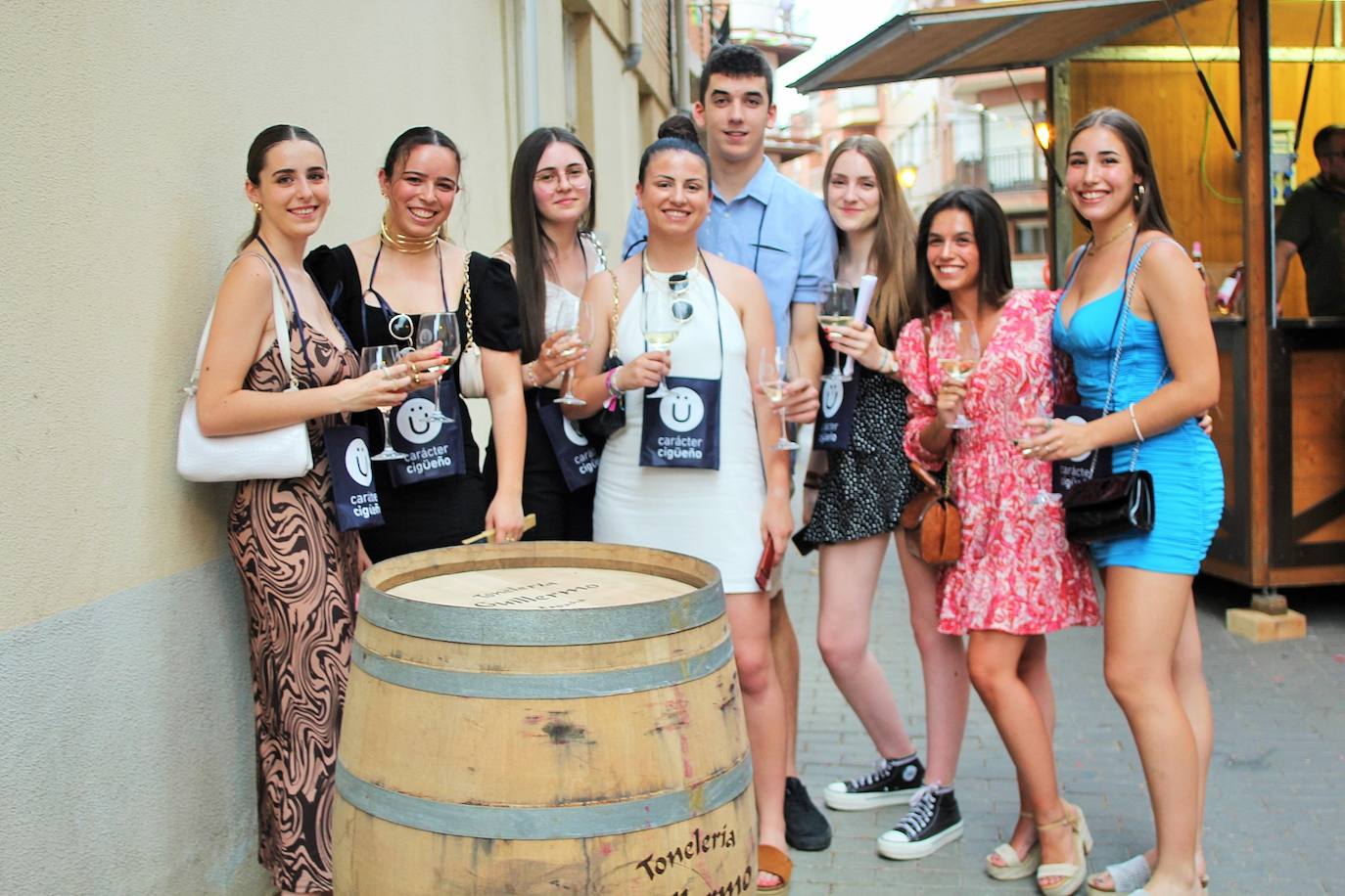 Fotos: La VII Cita con el Vino llena el centro de Lardero