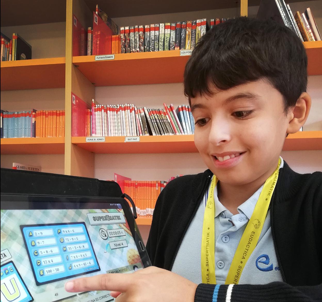 Pablo Recio, en la biblioteca de Escolapias Sotillo. 