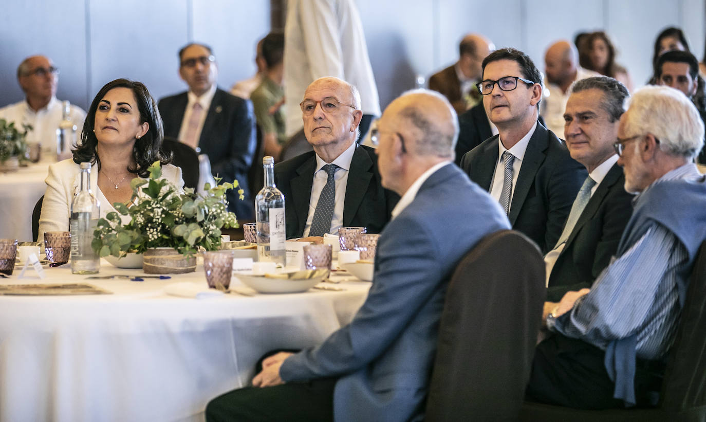 Fotos: Almunia reclama reformas, un pacto de rentas y «dejar atrás la política de bloques para llegar a acuerdos»