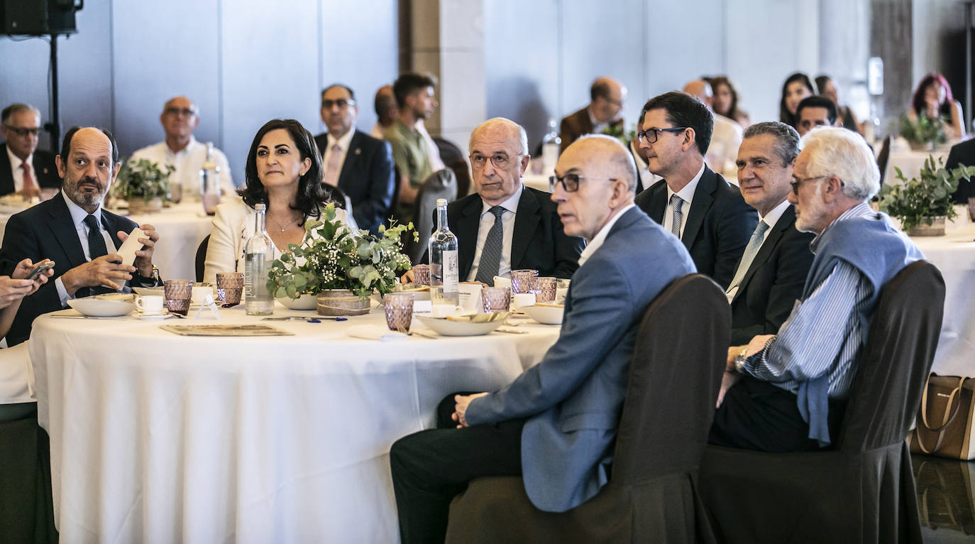 Fotos: Almunia reclama reformas, un pacto de rentas y «dejar atrás la política de bloques para llegar a acuerdos»