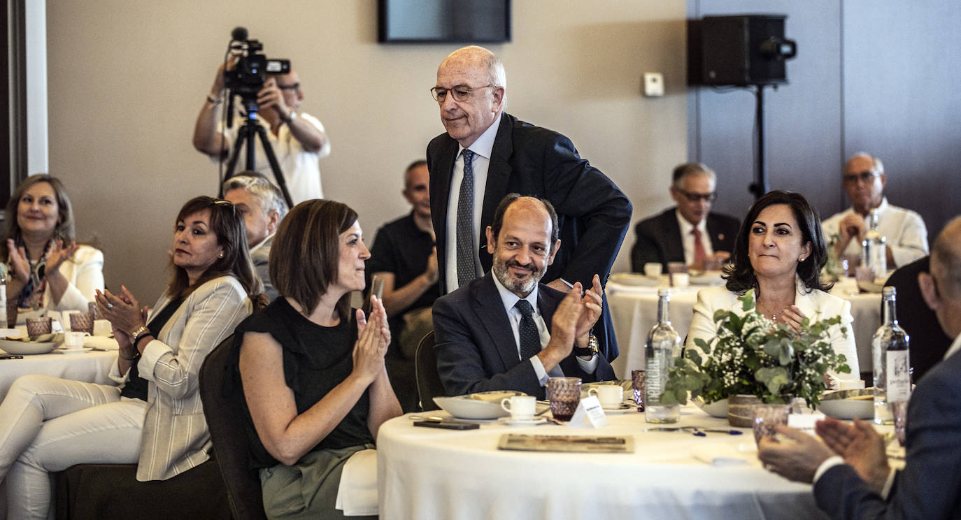 Fotos: Almunia reclama reformas, un pacto de rentas y «dejar atrás la política de bloques para llegar a acuerdos»