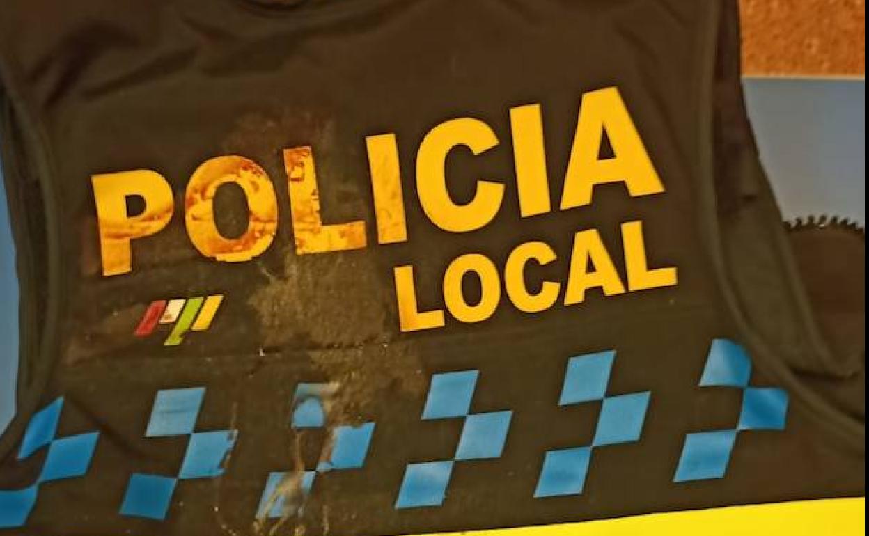 Chaleco ensangrentado tras la actuación policial.