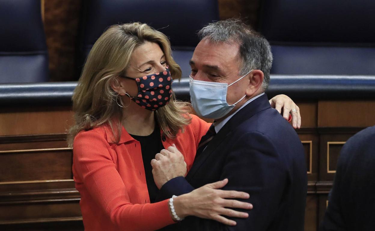 Yolanda Díaz, junto a Enrique Santiago, secretario general del PCE. 