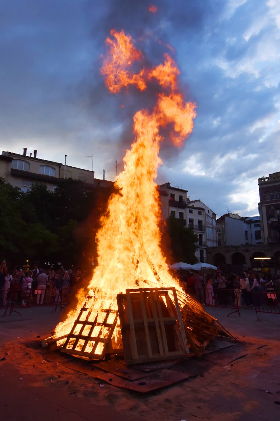 Hoguera en la plaza del Mercado de Logroño