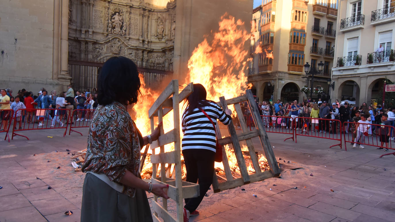 Hoguera en la plaza del Mercado de Logroño