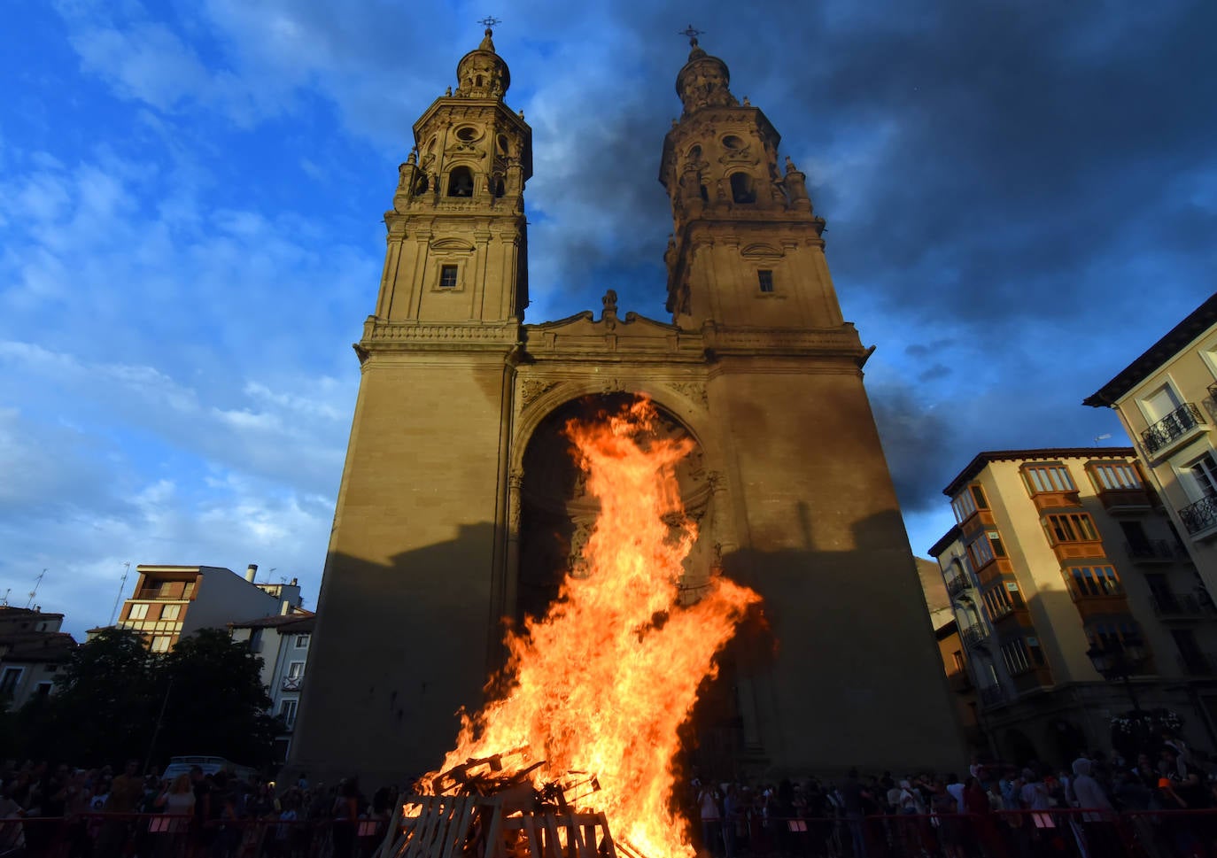 Hoguera en la plaza del Mercado de Logroño