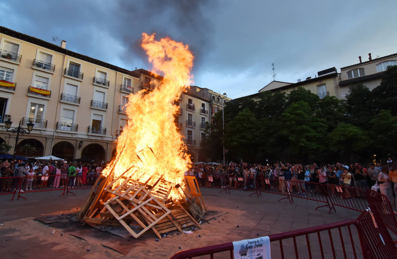 Hoguera en la plaza del Mercado de Logroño