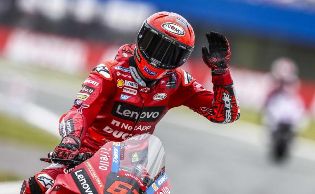 Francesco Bagnaia celebra su pole en Assen.