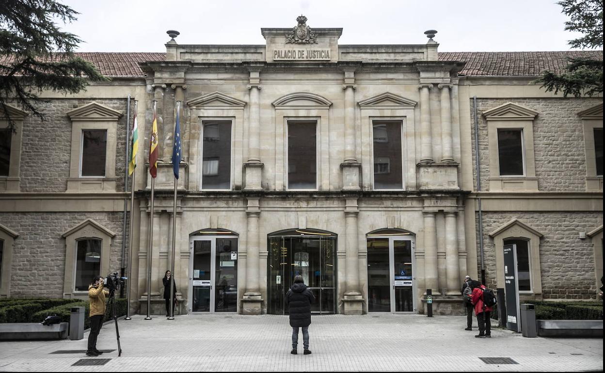 Piden 6 años de cárcel para un abogado logroñés acusado de estafar casi 60.000 euros a una clienta