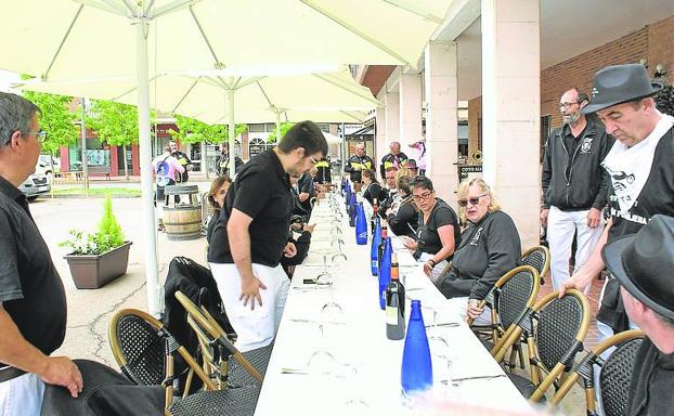 Los peñistas se preparan para la comida de hermandad. 