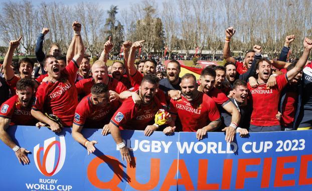 Los españoles celebran su clasificación tras ganar a Portugal.