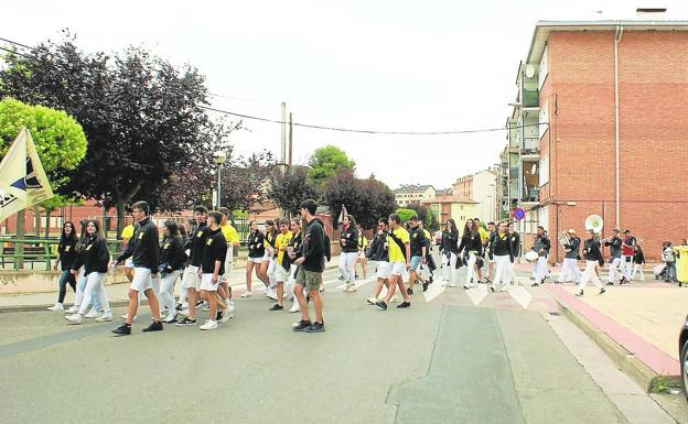 Los peñistas se han pateado las calles de la ciudad, mañana y tarde, para recordar que siguen las fiestas. 