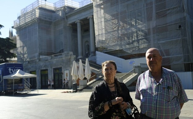Carmen y José María, de Segovia, frente al Museo del Prado, al que no pudieron entrar.
