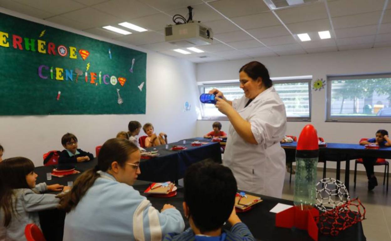 El campamento urbano 'Superhéroes Científicos' ofrece una experiencia lúdica y educativa en la UR