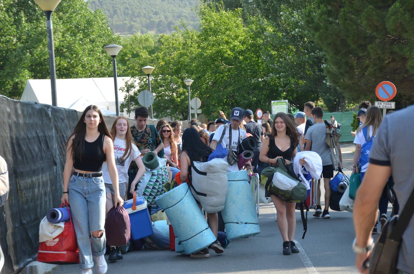 Miles de jóvenes acampan en el Holika