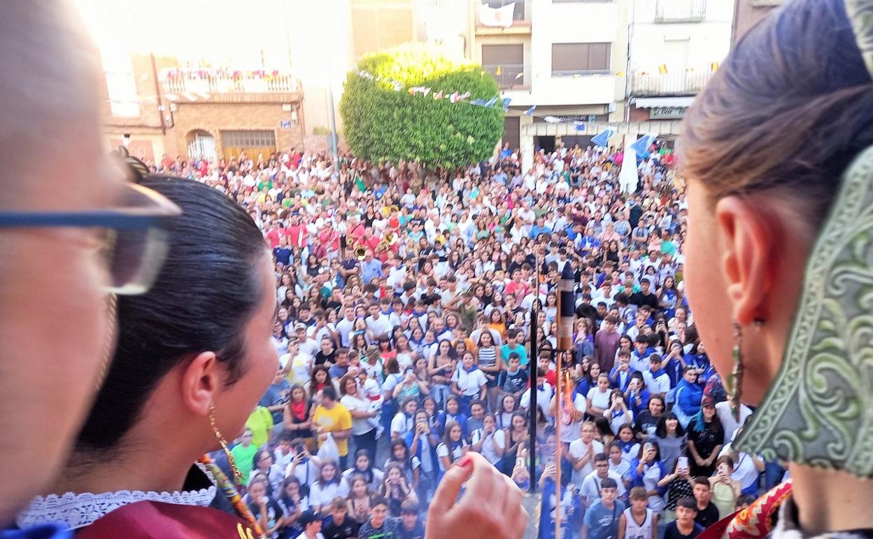 El alcalde y las Majas de Lardero observan el cohete encendido instante antes de explotar. 