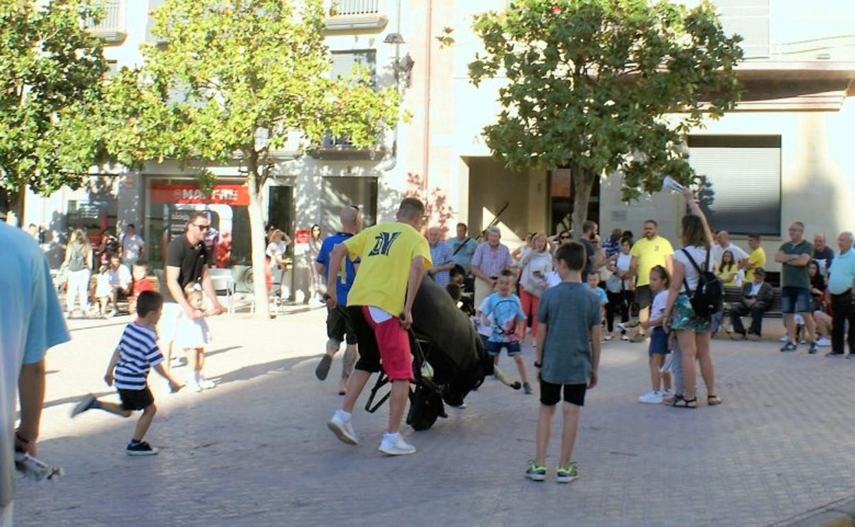 Los pequeños se divirtieron con el encierro de carretones. 