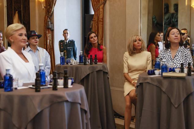 Doña Letizia asiste a una cata de aceites en el Teatro Real junto a las primeras damas. 