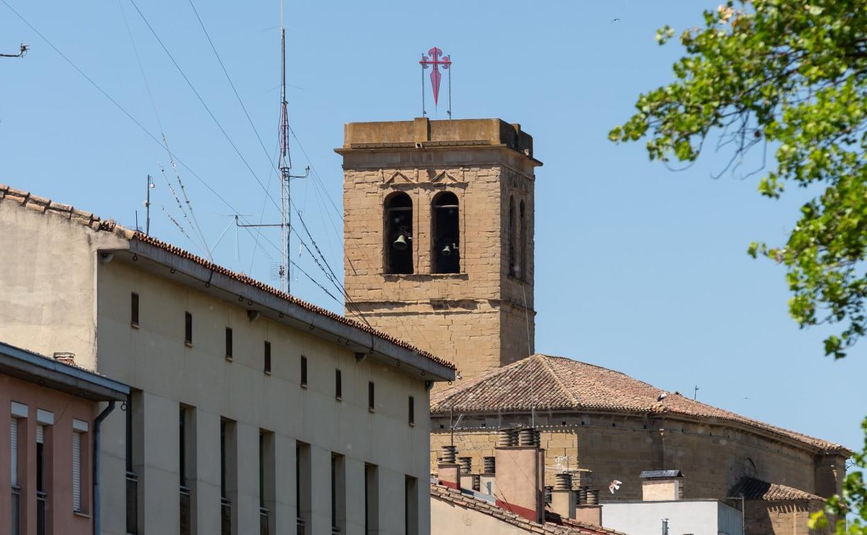 Cruz de Santiago que corona estos días la iglesia logroñesa. 