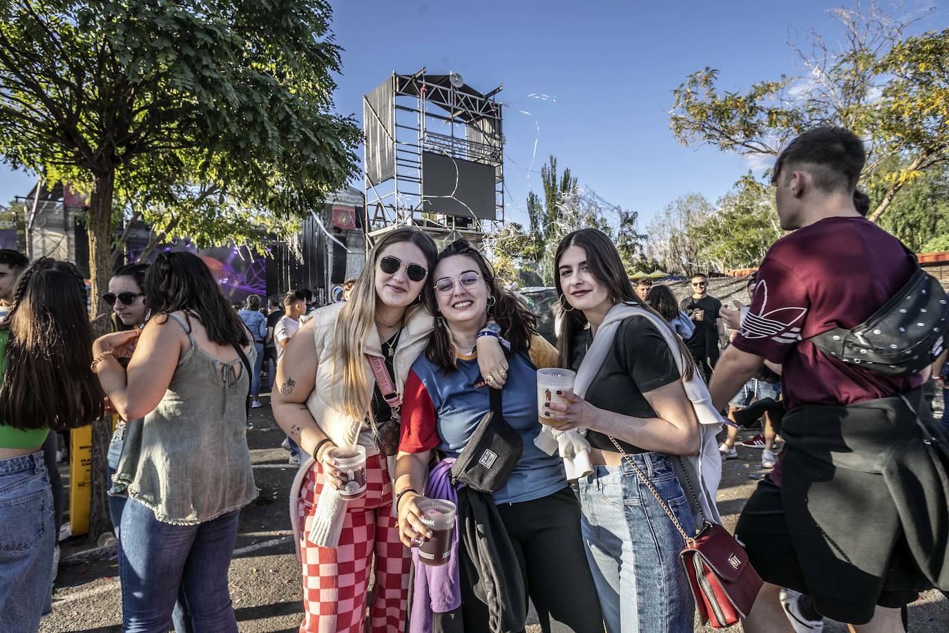 Fotos: Los asistentes al Holika, preparados para que suene la música