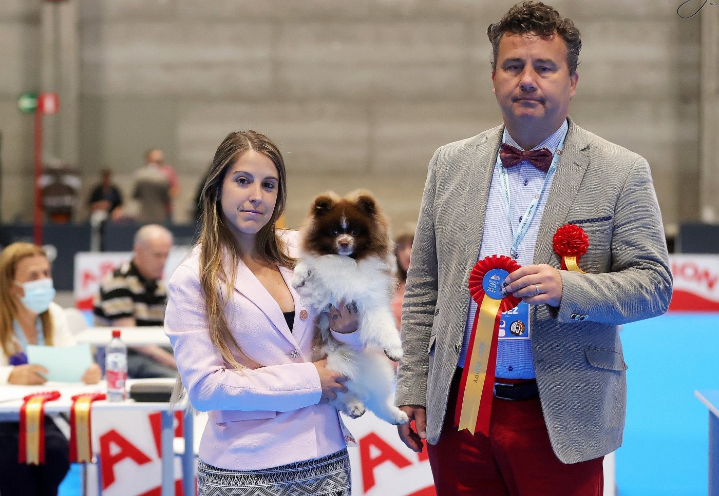 Jennifer Martín con su cachorro de raza spitz alemán premiado, y uno de los jueces del certamen. 