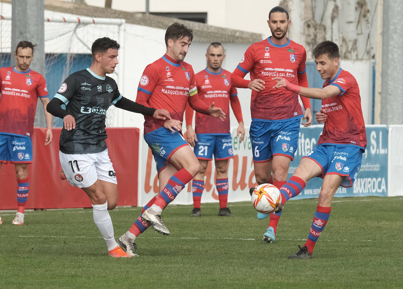 Sarriegi golpea el esférico en un partido ante su nuevo equipo. 