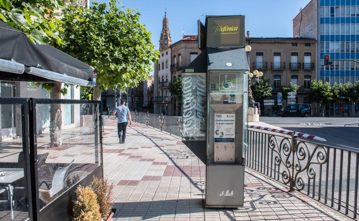 Cabina telefónica en la plaza de Hermosilla. 